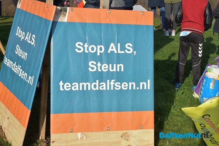 Nieuwjaarsduik 2016 ALS Dalfsen duikt, met een geweldige opkomst aan de Vecht - Foto: Johan Bokma