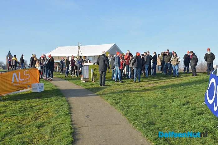 Nieuwjaarsduik 2016 ALS Dalfsen duikt, met een geweldige opkomst aan de Vecht - Foto: Johan Bokma