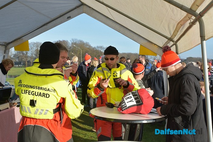 Nieuwjaarsduik 2016 ALS Dalfsen duikt, met een geweldige opkomst aan de Vecht - Foto: Johan Bokma
