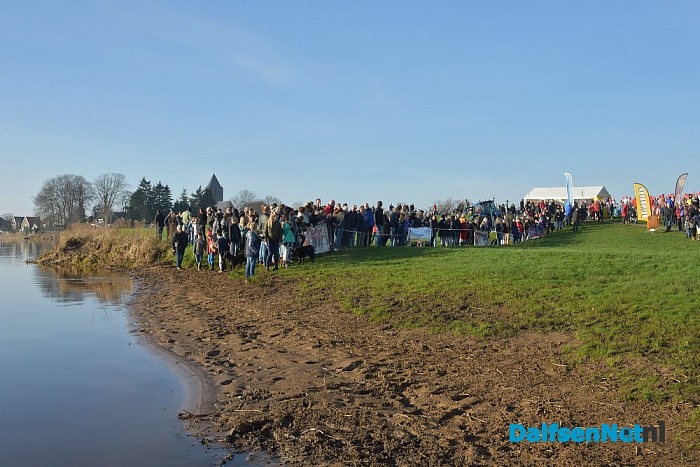 Nieuwjaarsduik 2016 ALS Dalfsen duikt, met een geweldige opkomst aan de Vecht - Foto: Johan Bokma