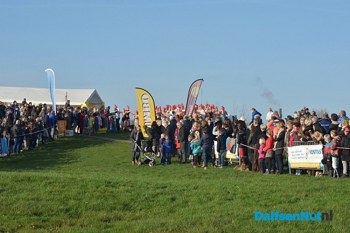 Nieuwjaarsduik 2016 ALS Dalfsen duikt, met een geweldige opkomst aan de Vecht - Foto: Johan Bokma