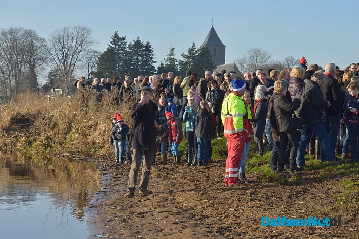 Nieuwjaarsduik 2016 ALS Dalfsen duikt, met een geweldige opkomst aan de Vecht - Foto: Johan Bokma