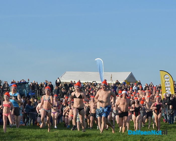 Nieuwjaarsduik 2016 ALS Dalfsen duikt, met een geweldige opkomst aan de Vecht - Foto: Johan Bokma