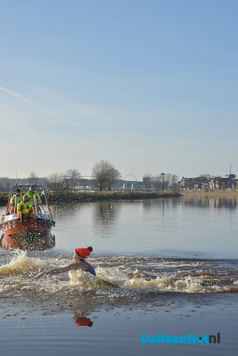 Nieuwjaarsduik 2016 ALS Dalfsen duikt, met een geweldige opkomst aan de Vecht - Foto: Johan Bokma
