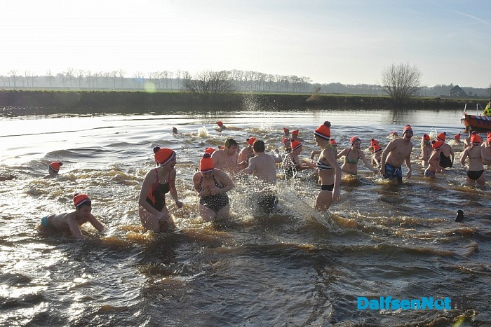 Nieuwjaarsduik 2016 ALS Dalfsen duikt, met een geweldige opkomst aan de Vecht - Foto: Johan Bokma