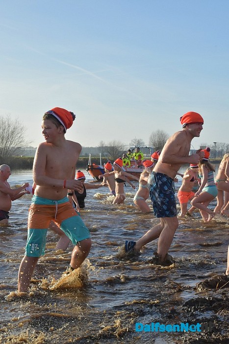 Nieuwjaarsduik 2016 ALS Dalfsen duikt, met een geweldige opkomst aan de Vecht - Foto: Johan Bokma