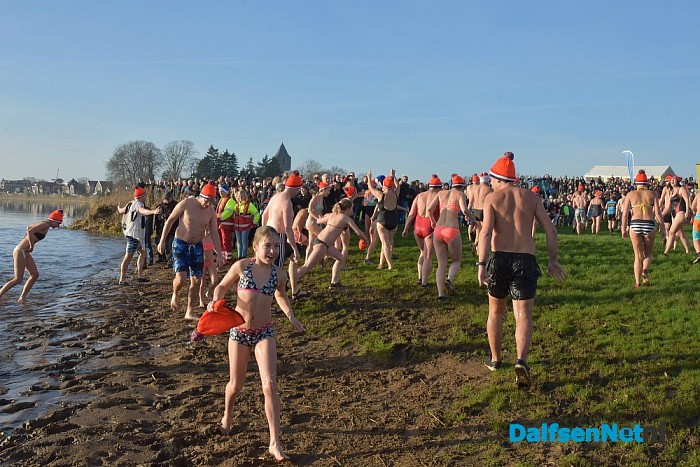 Nieuwjaarsduik 2016 ALS Dalfsen duikt, met een geweldige opkomst aan de Vecht - Foto: Johan Bokma