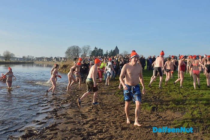 Nieuwjaarsduik 2016 ALS Dalfsen duikt, met een geweldige opkomst aan de Vecht - Foto: Johan Bokma