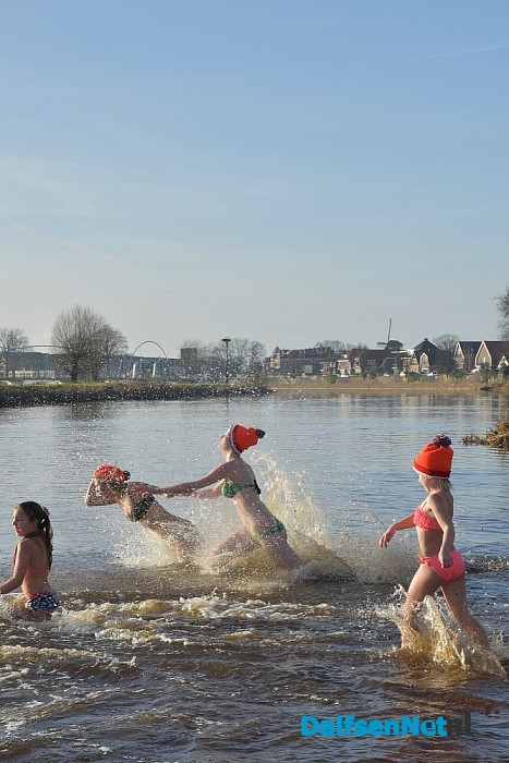 Nieuwjaarsduik 2016 ALS Dalfsen duikt, met een geweldige opkomst aan de Vecht - Foto: Johan Bokma