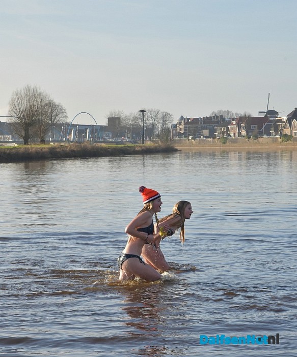 Nieuwjaarsduik 2016 ALS Dalfsen duikt, met een geweldige opkomst aan de Vecht - Foto: Johan Bokma