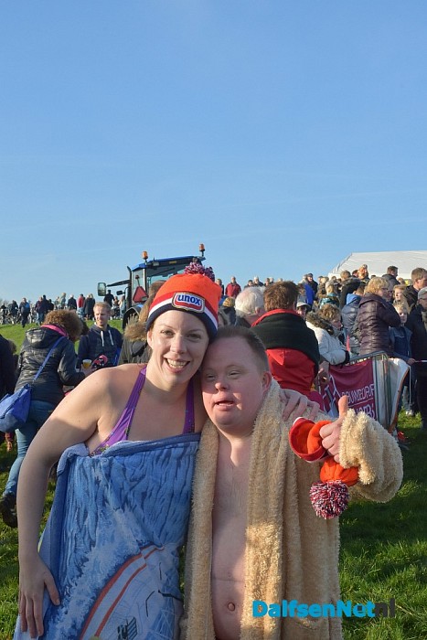 Nieuwjaarsduik 2016 ALS Dalfsen duikt, met een geweldige opkomst aan de Vecht - Foto: Johan Bokma