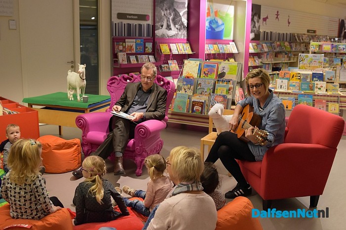 Burgemeester Noten leest voor bij peuters - Foto: Johan Bokma