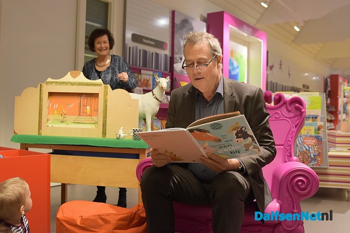 Burgemeester Noten leest voor bij peuters - Foto: Johan Bokma