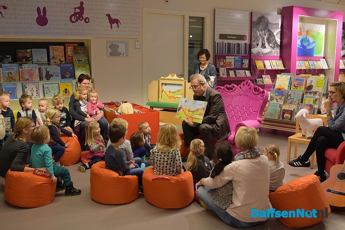 Burgemeester Noten leest voor bij peuters - Foto: Johan Bokma