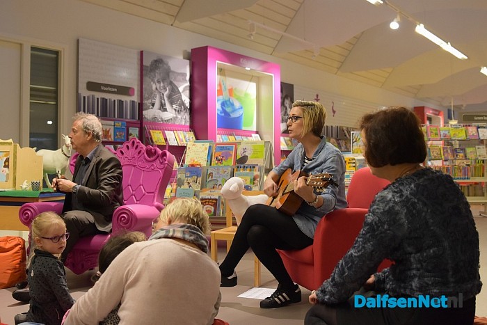 Burgemeester Noten leest voor bij peuters - Foto: Johan Bokma
