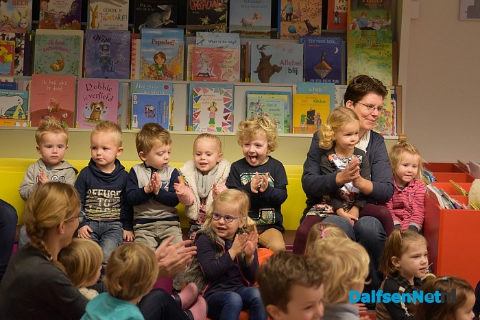 Burgemeester Noten leest voor bij peuters - Foto: Johan Bokma