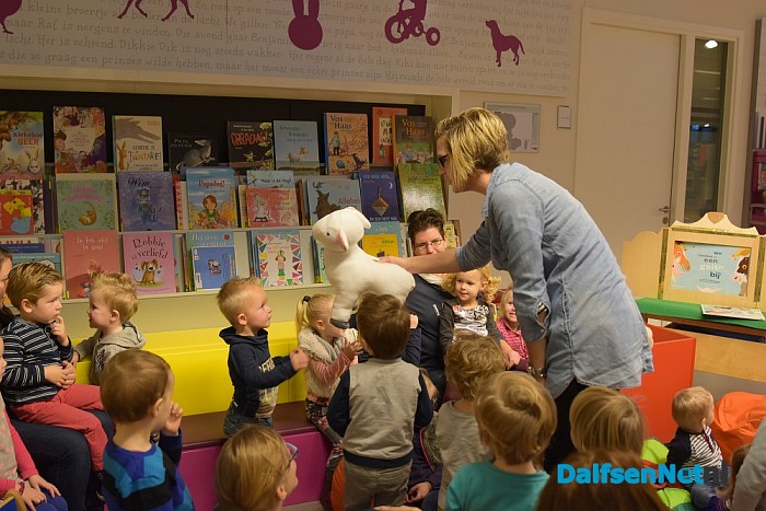 Burgemeester Noten leest voor bij peuters - Foto: Johan Bokma