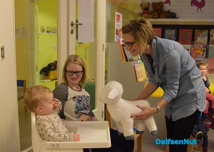 Burgemeester Noten leest voor bij peuters - Foto: Johan Bokma