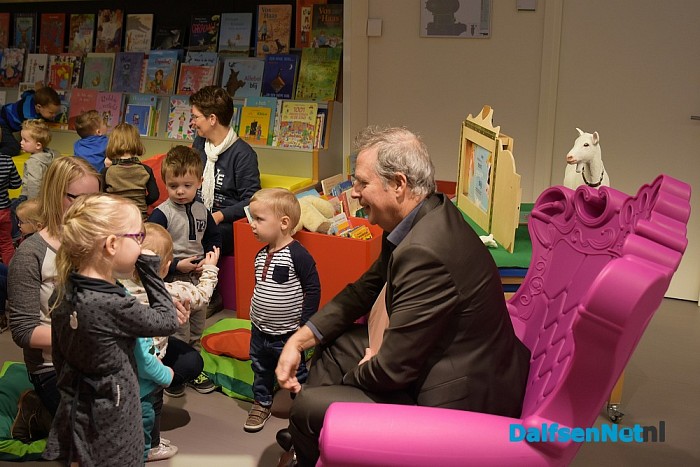 Burgemeester Noten leest voor bij peuters - Foto: Johan Bokma