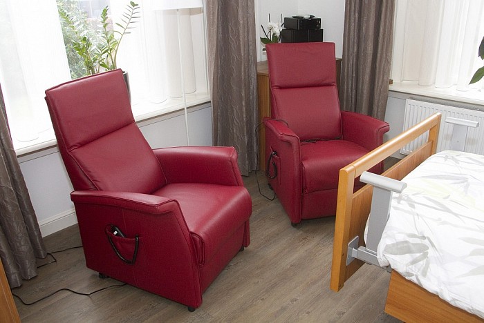 Sta-op-stoelen voor Hospice Dalfsen - Foto: Geert Bistervels
