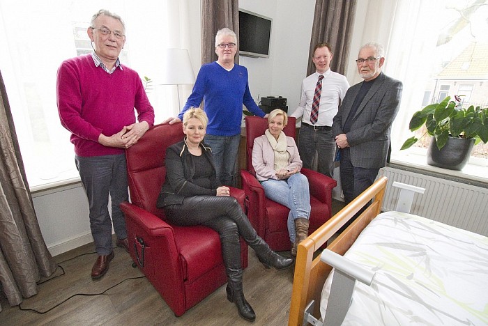Sta-op-stoelen voor Hospice Dalfsen - Foto: Geert Bistervels