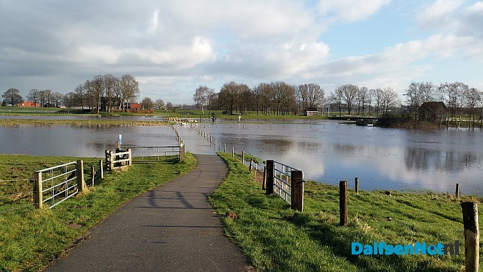 Hoog water, fietspad Vilsteren ook afgesloten - Foto: Eigen geleverde foto