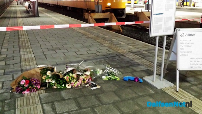 Bloemen op station voor nabestaanden overleden machinist - Foto: Bert