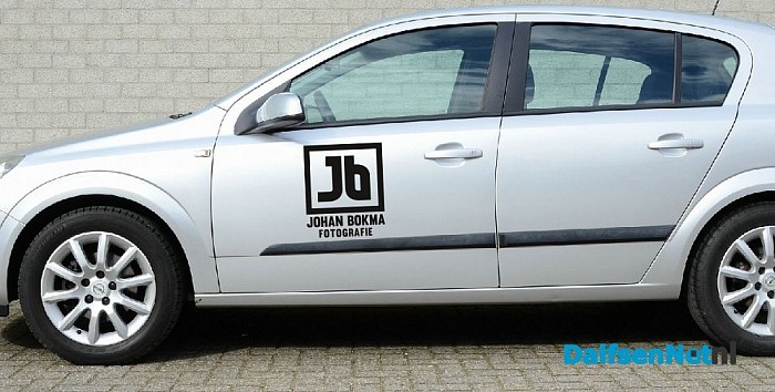Een kras van voor tot achter op auto van fotograaf Dalfsennet - Foto: Johan Bokma