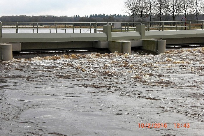 Hoogwater bij stuw en nevengeul Vilsteren/Oudleusen - Foto: Eigen geleverde foto