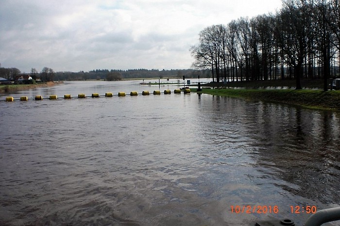 Hoogwater bij stuw en nevengeul Vilsteren/Oudleusen - Foto: Eigen geleverde foto
