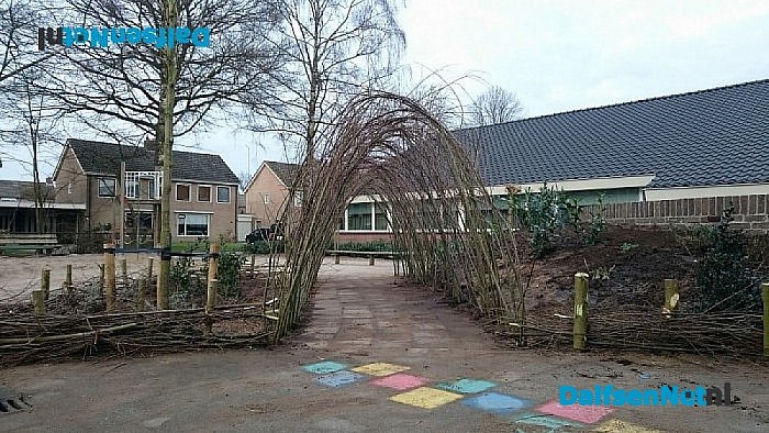 Wilgentenentunnel op het plein van de Cazemierschool
