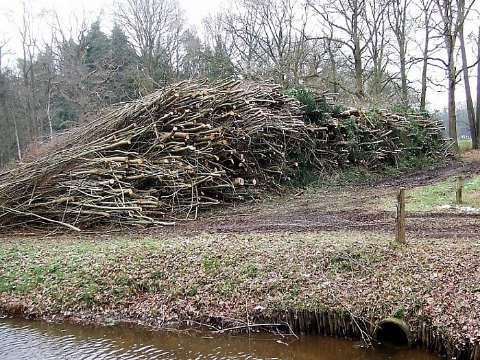 Het wachten is op de versnipperaar - Foto: Wim