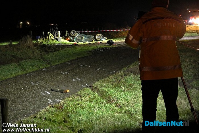 Crash N340 Dalfsen, auto op de kop in greppel - Foto: Niels Jansen