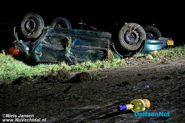 Crash N340 Dalfsen, auto op de kop in greppel - Foto: Niels Jansen