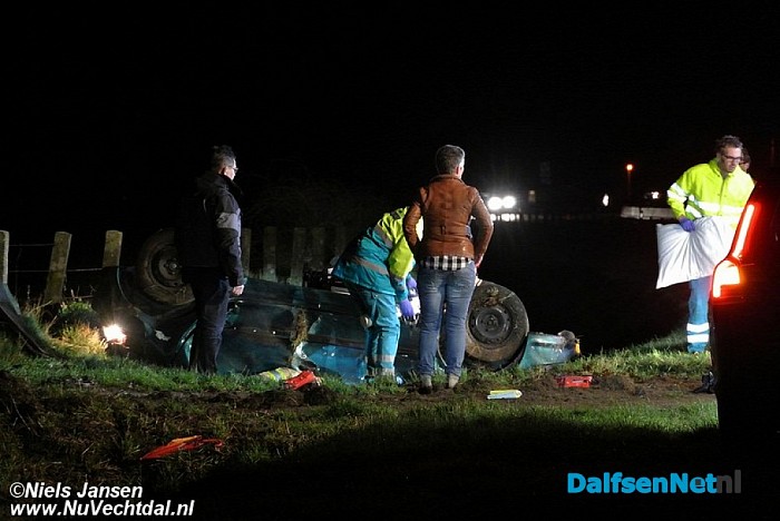 Crash N340 Dalfsen, auto op de kop in greppel - Foto: Niels Jansen
