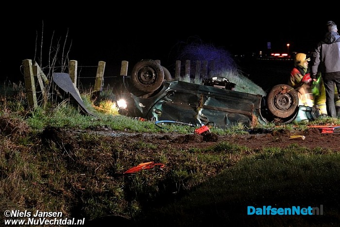 Crash N340 Dalfsen, auto op de kop in greppel - Foto: Niels Jansen