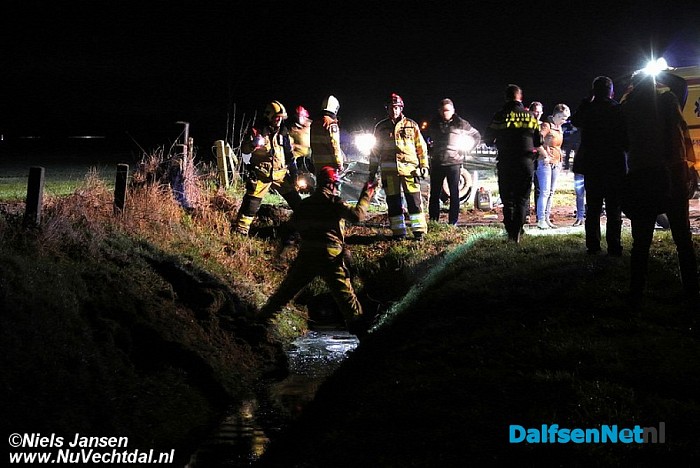 Crash N340 Dalfsen, auto op de kop in greppel - Foto: Niels Jansen