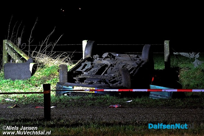 Crash N340 Dalfsen, auto op de kop in greppel - Foto: Niels Jansen