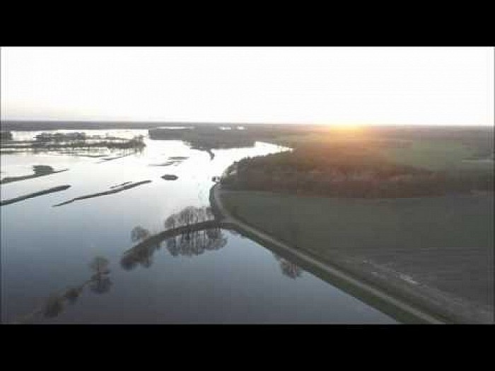 Hoog water aan de Stokte / Hessum van boven.