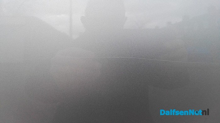 Een kras van voor tot achter op auto van fotograaf Dalfsennet - Foto: Johan Bokma