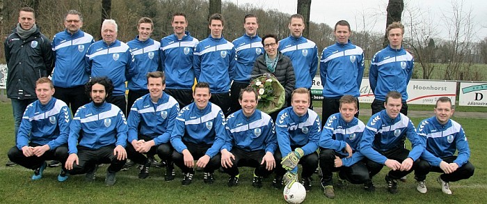 Nieuwe trainingspakken werden uitgedeeld - Foto: Eigen geleverde foto