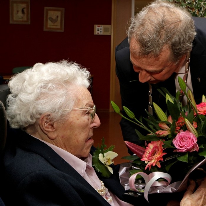 Burgemeester op bezoek bij 108 jarige in Dalfsen - Foto: Gemeente Dalfsen