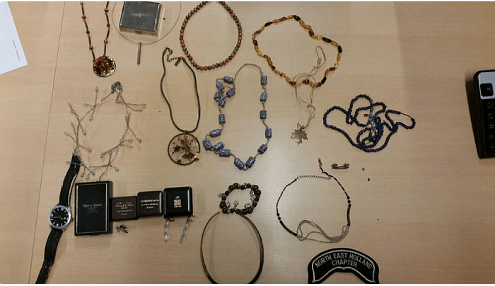 Politie: Sieraden aangetroffen in Dalfsen - Foto: Politie Dalfsen
