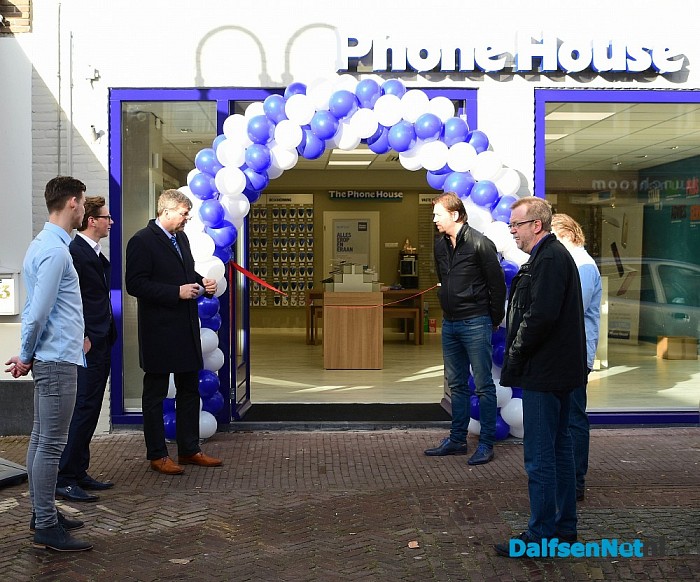 Phone House Dalfsen officieel geopend door wethouder Klaas Agricola - Foto: Johan Bokma