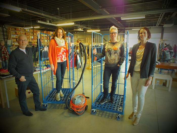 Schenking aan kledingbank - Foto: Eigen geleverde foto