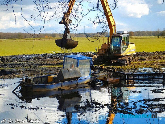 Vreemd vaartuig aan de Stokte. - Foto: H.G. Foto