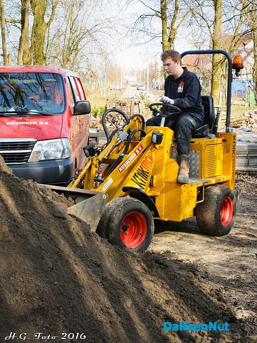 NL Doet bouwt een nieuwe kampvuurkuil. - Foto: H.G. Foto
