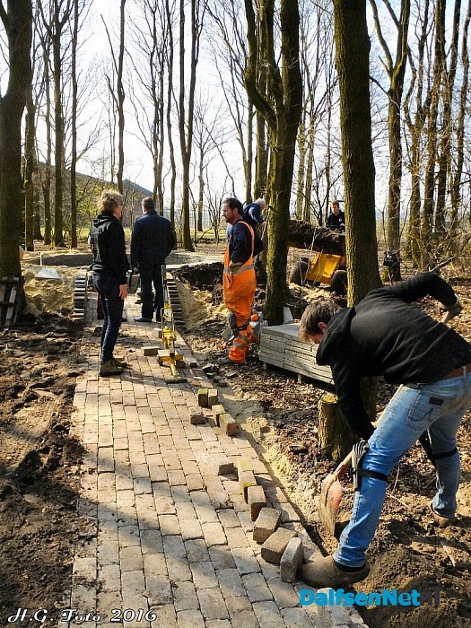 NL Doet bouwt een nieuwe kampvuurkuil. - Foto: H.G. Foto