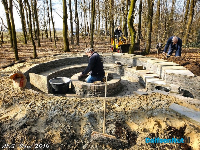 NL Doet bouwt een nieuwe kampvuurkuil. - Foto: H.G. Foto