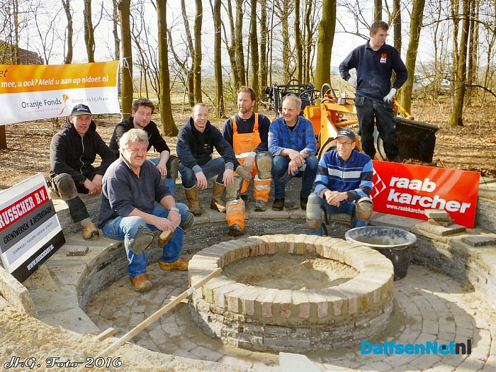 NL Doet bouwt een nieuwe kampvuurkuil. - Foto: H.G. Foto